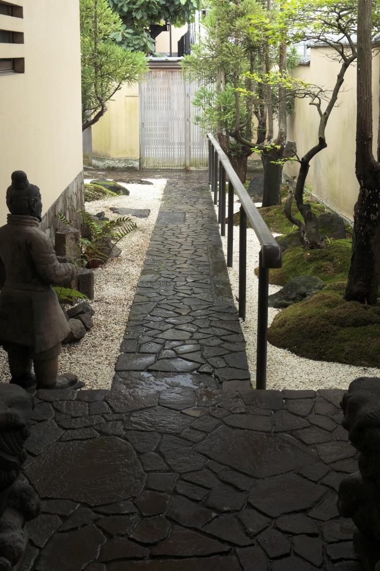 Entrance path   Entrance path